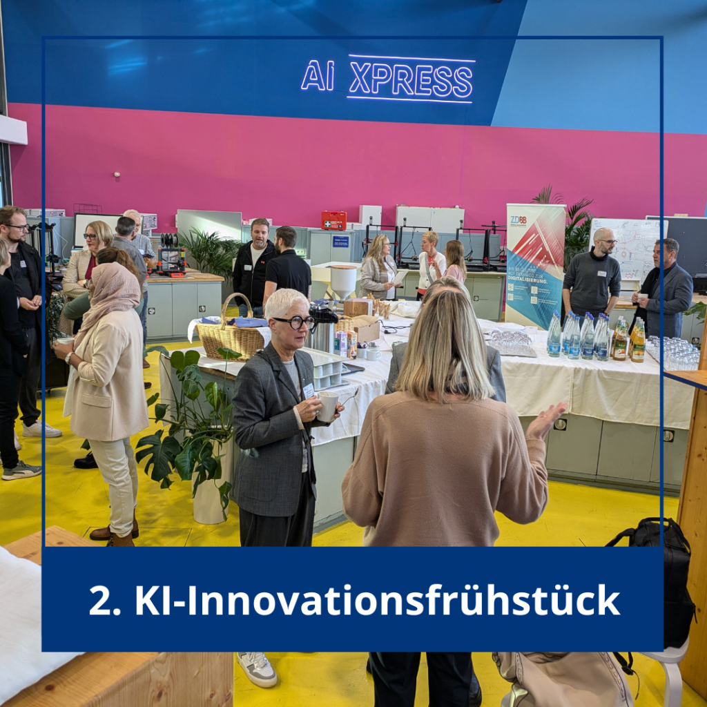 Teilnehmende des Frühstücks stehen um Tische und unterhalten sich