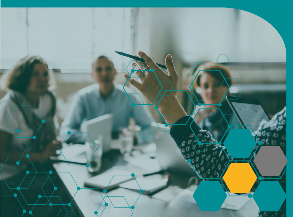 Personen an einem Tisch die sich beraten lassen und diskutieren