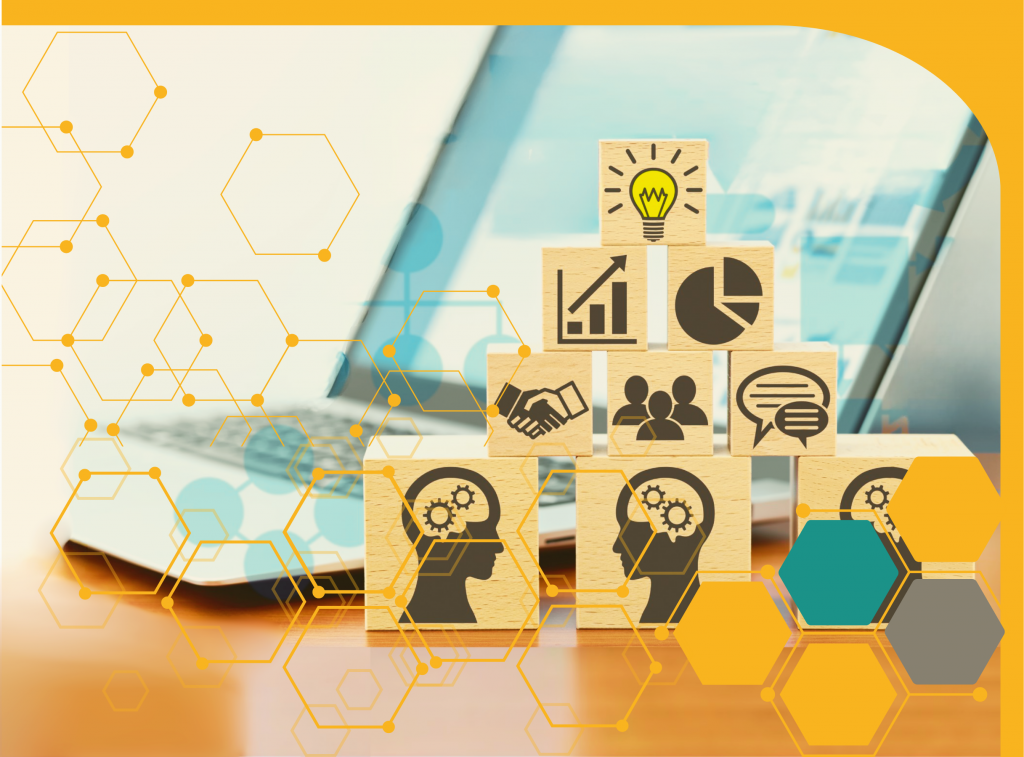 Ein Laptop und Bauklötze die verschiedenen Symbole zur Weiterbildung zeigen